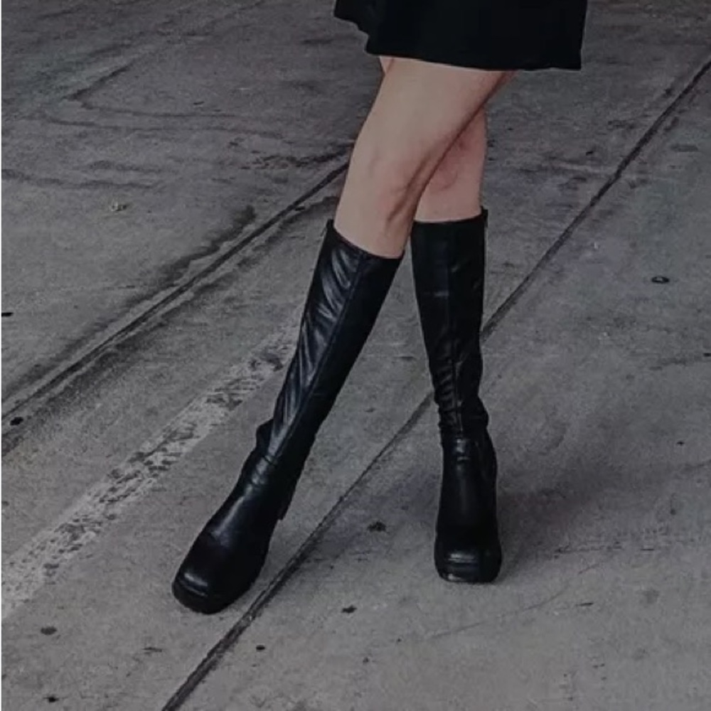 Steve Madden Baily boot
Black faux leather knee high heeled boots